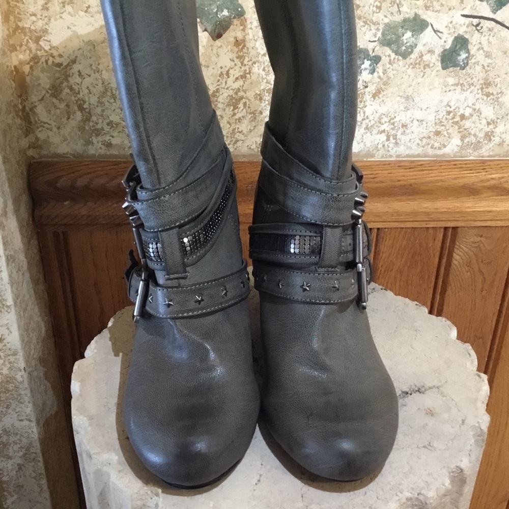 Boots size 8.5-9. Gray